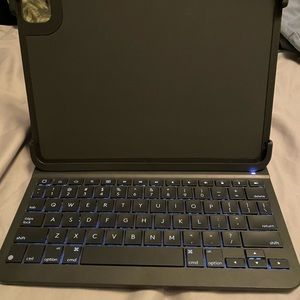 11inch Gen 2 logic ipad case and keyboard